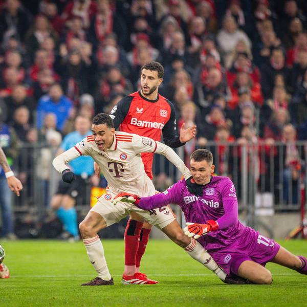 Patzer in München: Matej Kovar lässt den Ball fallen, Jamal Musiala staubt ab.