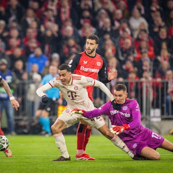 Patzer in München: Matej Kovar lässt den Ball fallen, Jamal Musiala staubt ab.