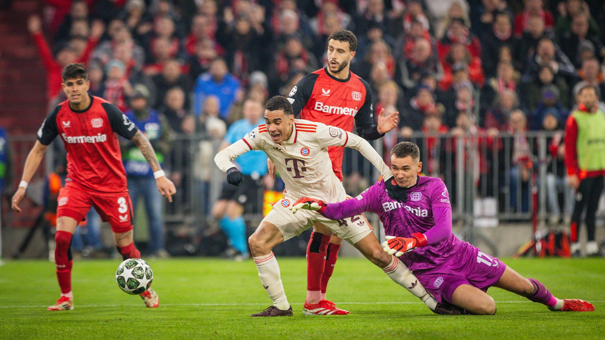 Patzer in München: Matej Kovar lässt den Ball fallen, Jamal Musiala staubt ab.