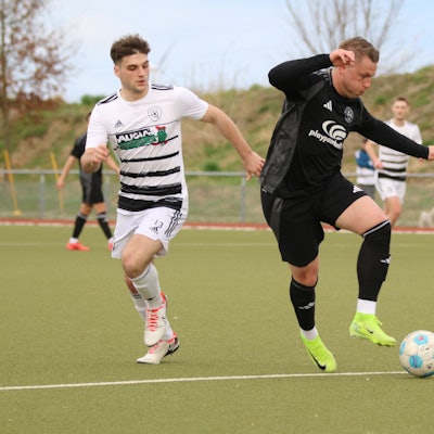 Das Bild zeigt Stürmer Marvin Iskra bei der Ballannahme.