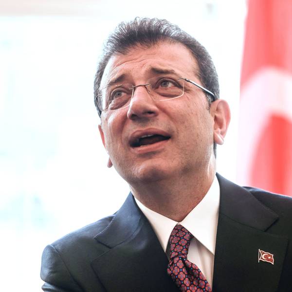 ARCHIV - 20.06.2024, Nordrhein-Westfalen, Düsseldorf: Ekrem Imamoglu, Oberbürgermeister von Istanbul, steht bei einem Empfang im Rathaus vor einer türkischen Fahne. (zu dpa: «Erdogan-Rivale muss in U-Haft · mehr Proteste erwartet») Foto: Oliver Berg/dpa +++ dpa-Bildfunk +++