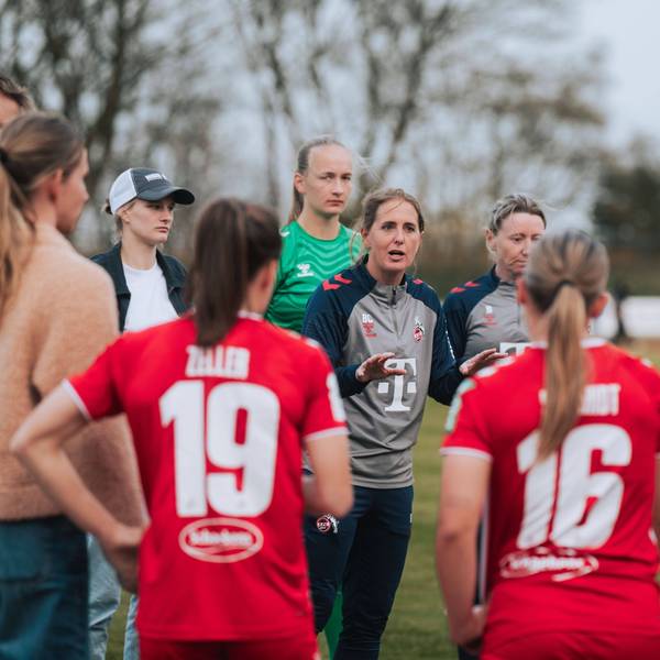 21.03.25, Frauen, Fussball, 1.BL, Test, Saison 2024/2025, 1.FC Köln - SGS Essen Britta Carlson Trainerin vom 1.FC Koeln Mannschaftsansprache nach dem Spiel gegen SGS Essen *** 21 03 25, Women, Soccer, 1 BL, Test, Season 2024 2025, 1 FC Köln SGS Essen Britta Carlson Coach of 1 FC Köln Team speech after the match against SGS Essen