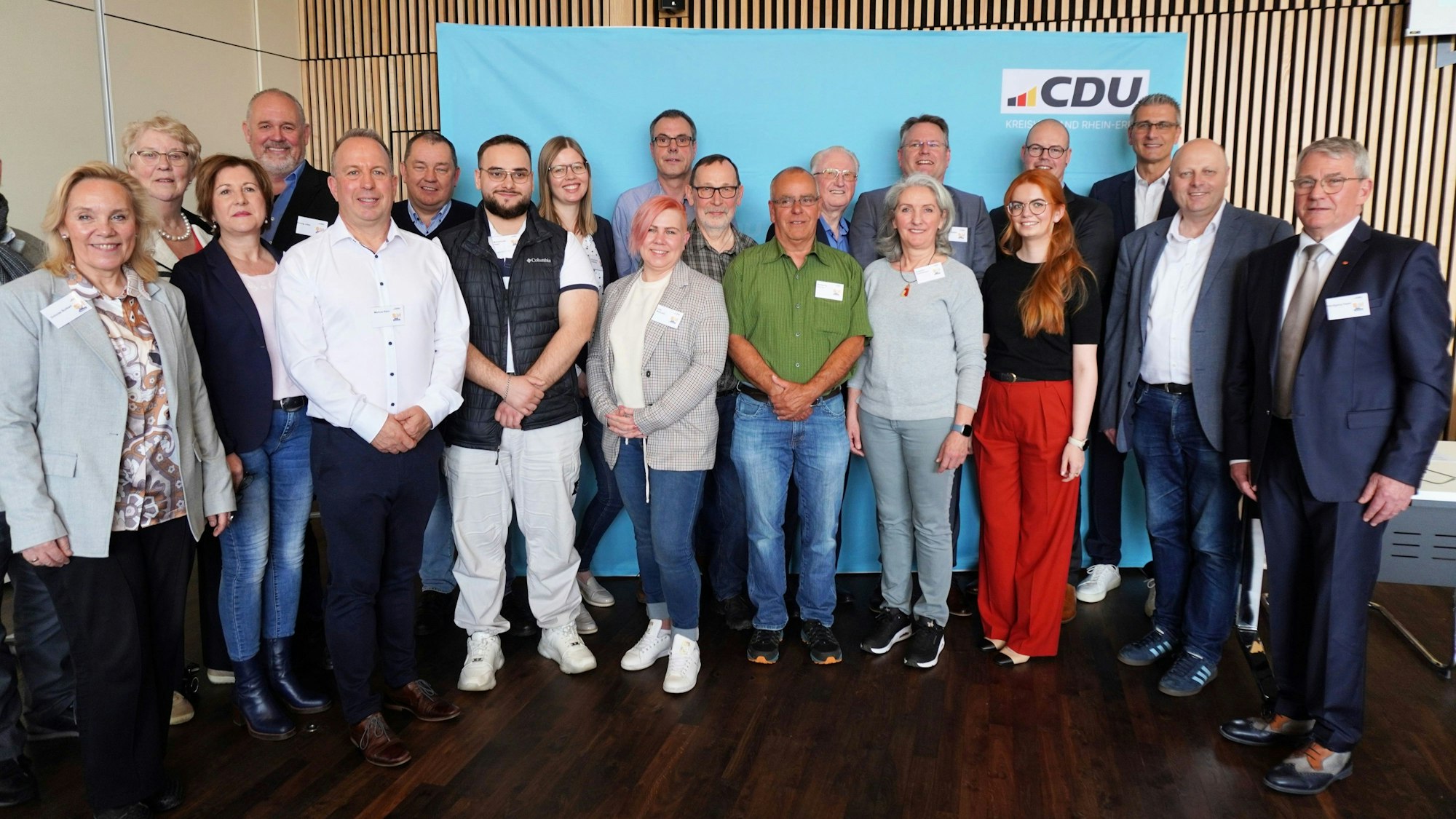 Auf dem Foto sind Frauen und Männer zu sehen, die für die CDU in den Kommunalwahlkampf ziehen.