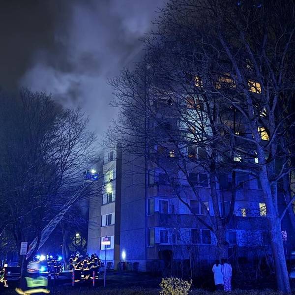 Mit einem Großaufgebot hat die Feuerwehr in der Nacht auf Sonntag einen Brand in einem Hochhaus an der Sudetenstraße in Hürth-Hermülheim bekämpft.