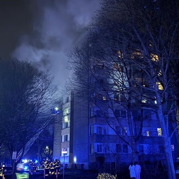 Mit einem Großaufgebot hat die Feuerwehr in der Nacht auf Sonntag einen Brand in einem Hochhaus an der Sudetenstraße in Hürth-Hermülheim bekämpft.