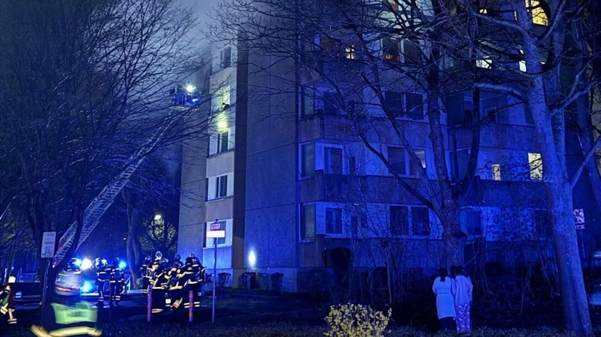 Das Foto zeigt den Feuerwehreinsatz mit Drehleiter vor dem Hochhaus.