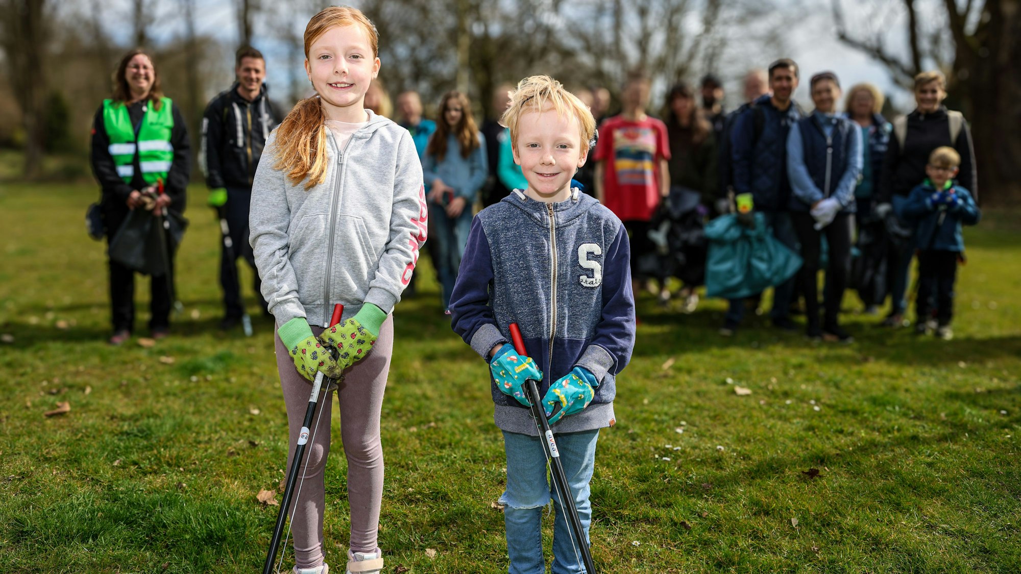 Tilo und seine Schwester helfen fleißig beim Müllsammeln mit.