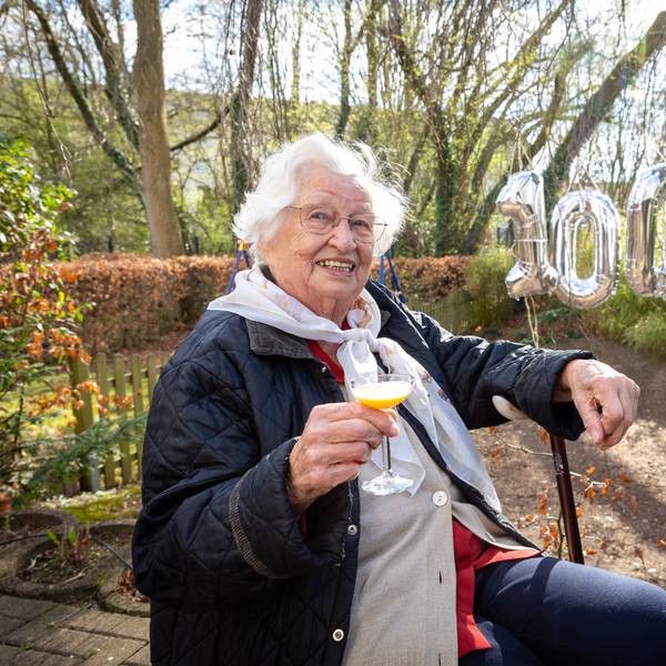 22.03.2025
Köln:
Die Kölnerin Maria Korte aus Dellbrück feiert ihren 100. Geburtstag.
Geboren wurde sie in Lindlar und kam als sie Anfang mit der Heirat im Alter von 26 im Jahr 1949 nach Köln und hat es quasi wieder mit aufgebaut. Durch Fleiß, Arbeit, Mut und den Halt der Familie hat sie so ein hohes Alter erreicht. Aber ab und zu ein Gläschen Eierlikör mit Freunden gönnt sie sich dann doch.
Foto: Martina Goyert