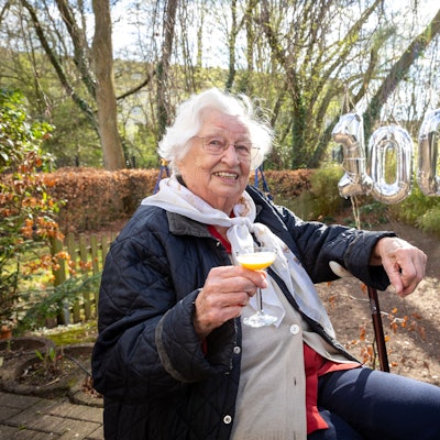 22.03.2025
Köln:
Die Kölnerin Maria Korte aus Dellbrück feiert ihren 100. Geburtstag.
Geboren wurde sie in Lindlar und kam als sie Anfang mit der Heirat im Alter von 26 im Jahr 1949 nach Köln und hat es quasi wieder mit aufgebaut. Durch Fleiß, Arbeit, Mut und den Halt der Familie hat sie so ein hohes Alter erreicht. Aber ab und zu ein Gläschen Eierlikör mit Freunden gönnt sie sich dann doch.
Foto: Martina Goyert