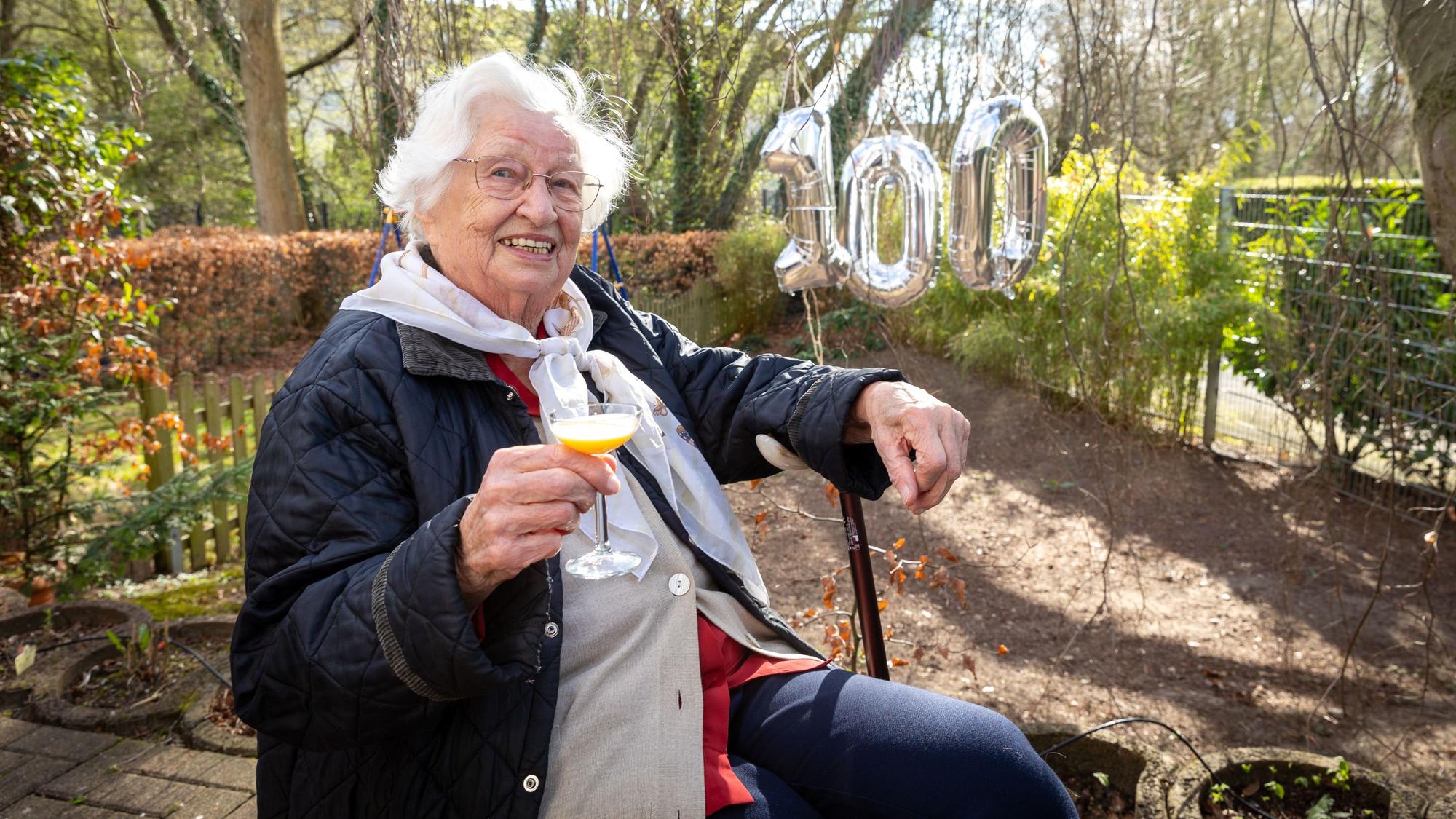22.03.2025
Köln:
Die Kölnerin Maria Korte aus Dellbrück feiert ihren 100. Geburtstag.
Geboren wurde sie in Lindlar und kam als sie Anfang mit der Heirat im Alter von 26 im Jahr 1949 nach Köln und hat es quasi wieder mit aufgebaut. Durch Fleiß, Arbeit, Mut und den Halt der Familie hat sie so ein hohes Alter erreicht. Aber ab und zu ein Gläschen Eierlikör mit Freunden gönnt sie sich dann doch.
Foto: Martina Goyert
