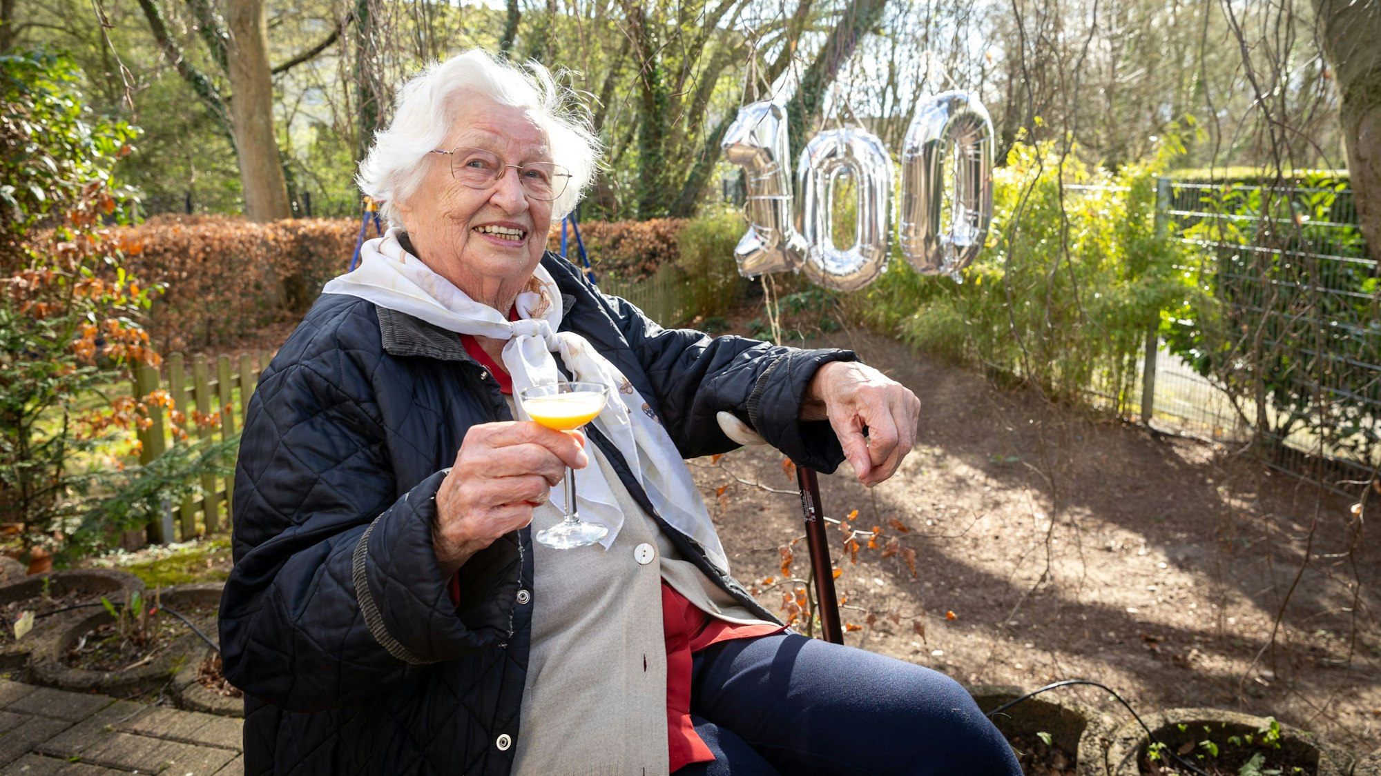 22.03.2025
Köln:
Die Kölnerin Maria Korte aus Dellbrück feiert ihren 100. Geburtstag.
Geboren wurde sie in Lindlar und kam als sie Anfang mit der Heirat im Alter von 26 im Jahr 1949 nach Köln und hat es quasi wieder mit aufgebaut. Durch Fleiß, Arbeit, Mut und den Halt der Familie hat sie so ein hohes Alter erreicht. Aber ab und zu ein Gläschen Eierlikör mit Freunden gönnt sie sich dann doch.
Foto: Martina Goyert