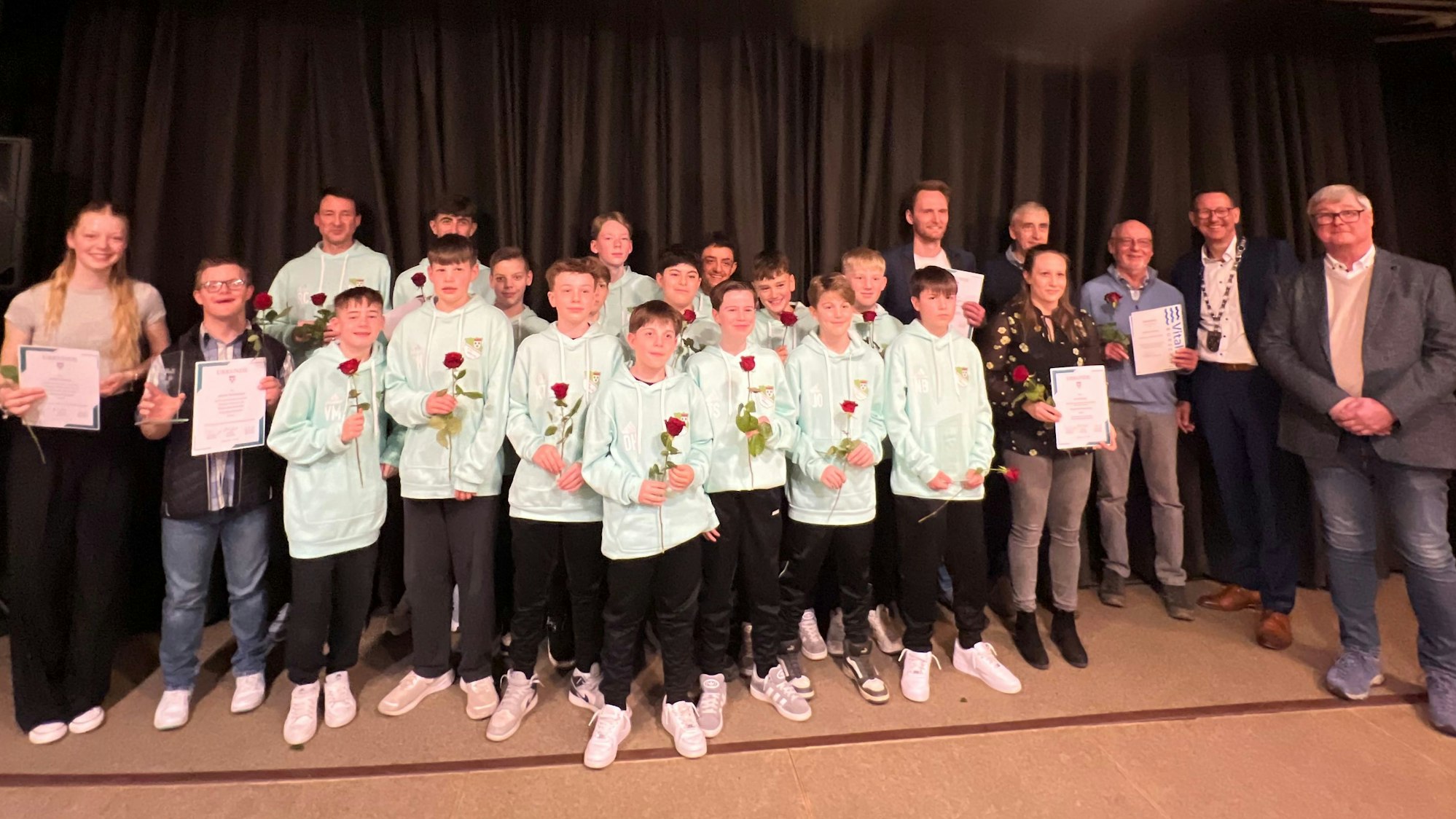 Menschen auf einer Bühne