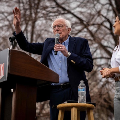Bernie Sanders und Alexandria Ocasio-Cortez bei ihrem Auftritt in Denver.