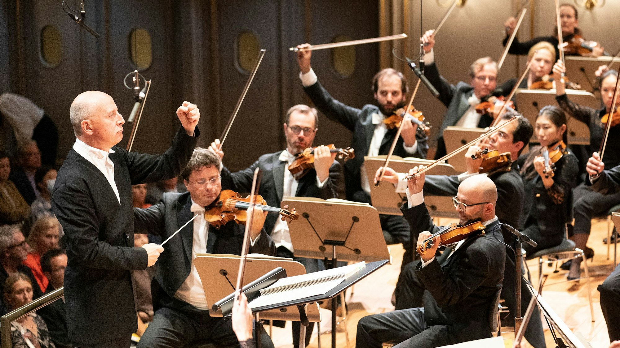 Das Orchester Tonhalle Zürich mit Dirigent Parvo Jaervi.