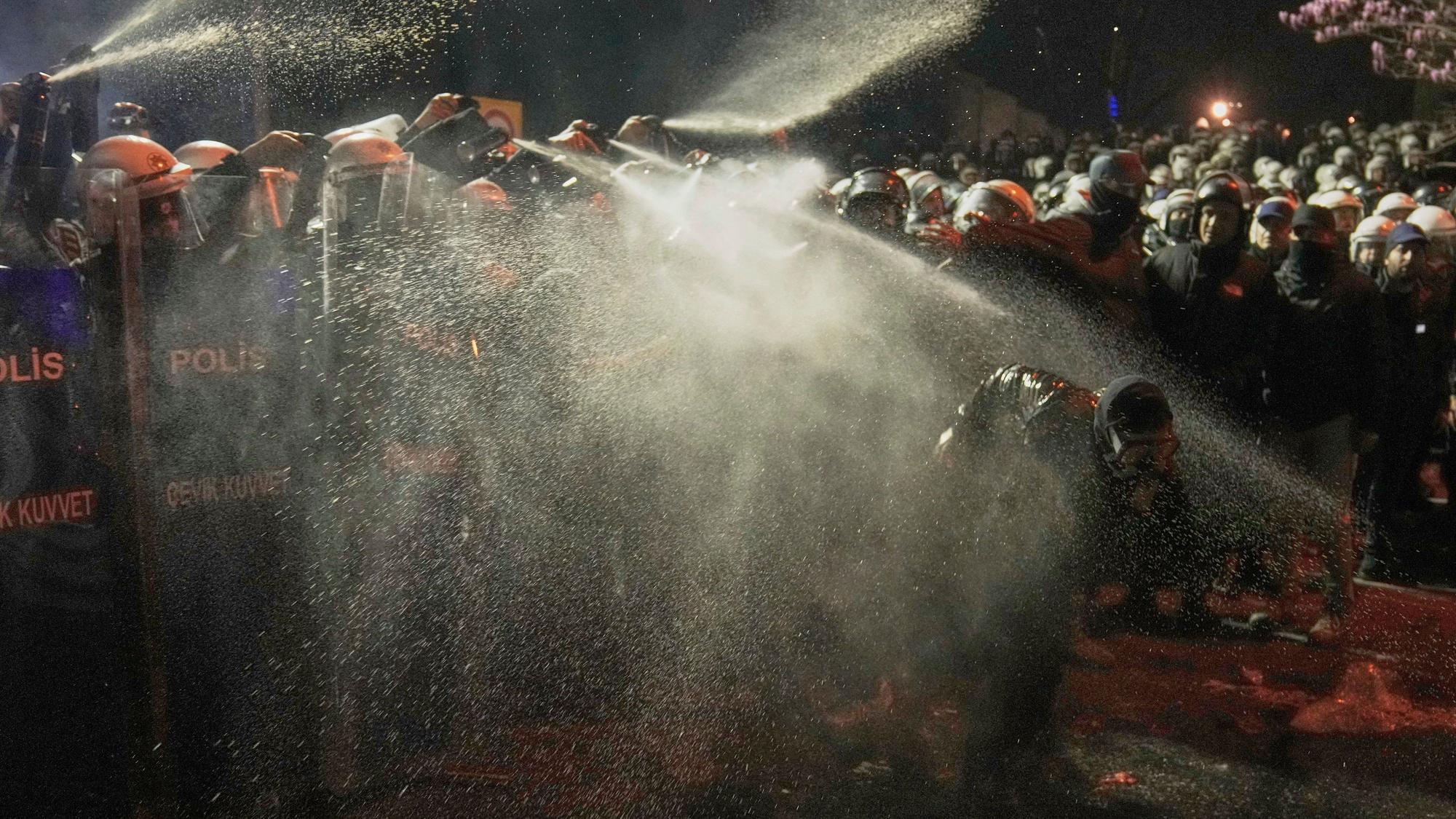 Bereitschaftspolizisten setzen Pfefferspray ein, um einen Demonstranten während einer Demonstration gegen die Verhaftung des Istanbuler Bürgermeisters Imamoglu in Istanbul, zu vertreiben.