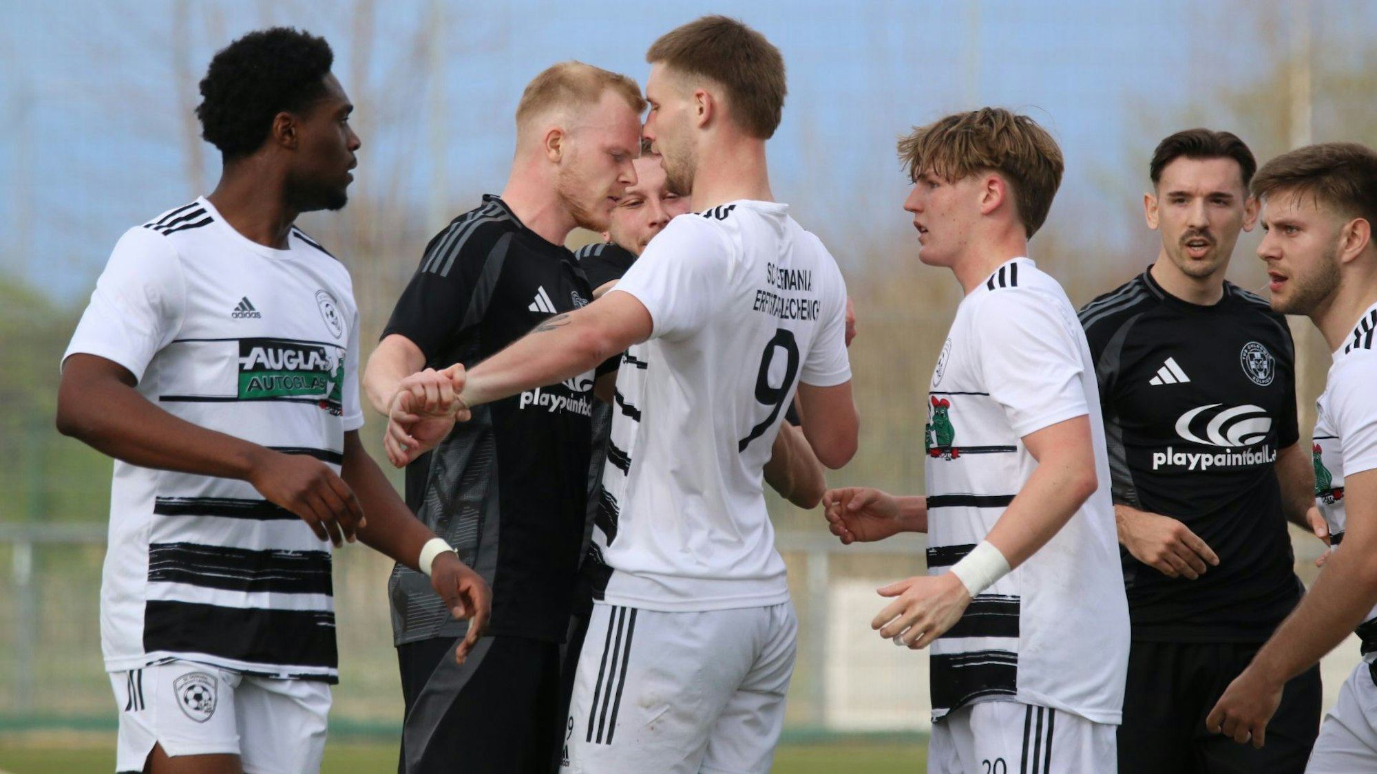 Das Bild zeigt eine Szene des Derbys.