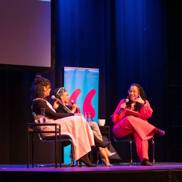 Tupoka Ogette (r.) hatte zu einer Live-Ausgabe ihres Podcasts tupodcast Alice Hasters (l.) und Oyindamola Alashe eingeladen