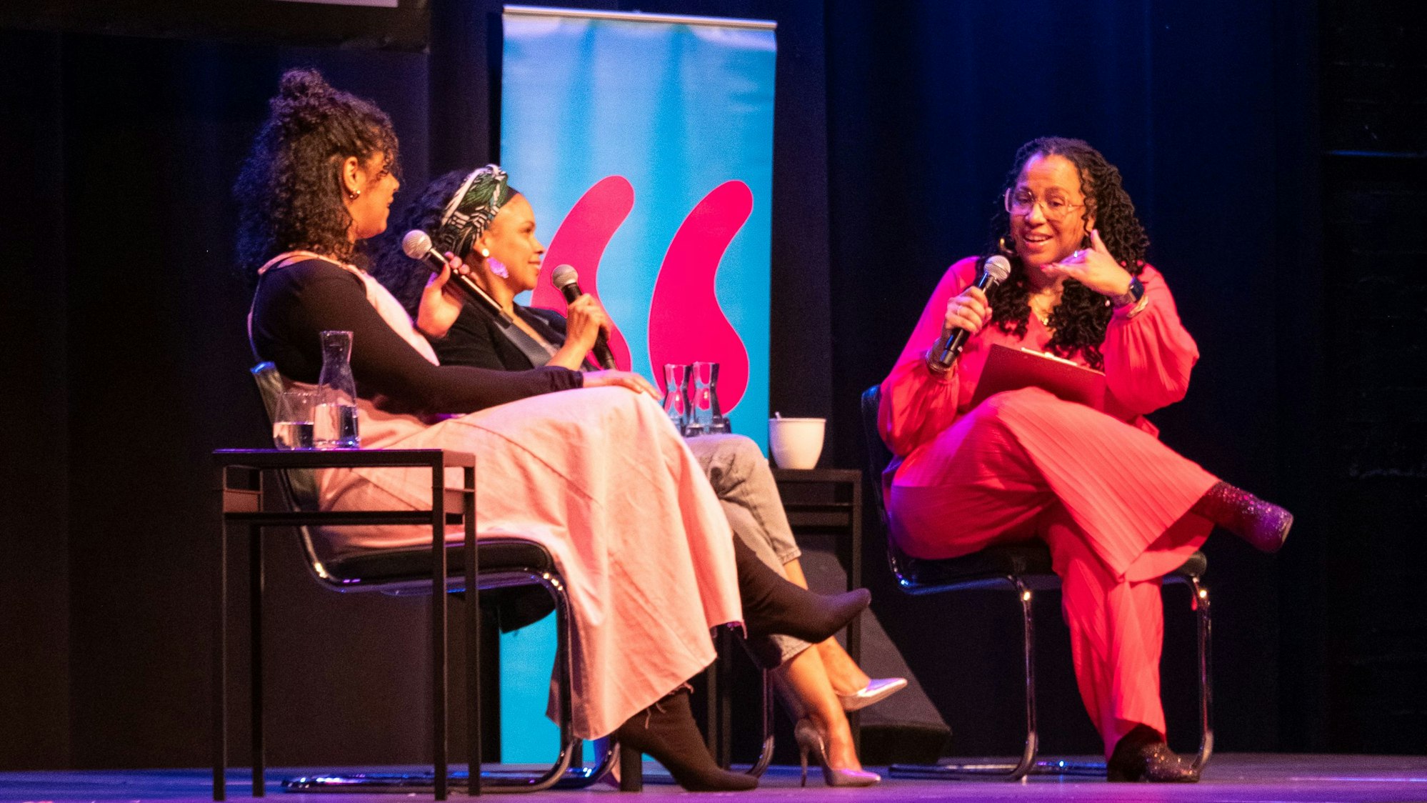 Tupoka Ogette (r.) hatte zu einer Live-Ausgabe ihres Podcasts tupodcast Alice Hasters (l.) und Oyindamola Alashe eingeladen