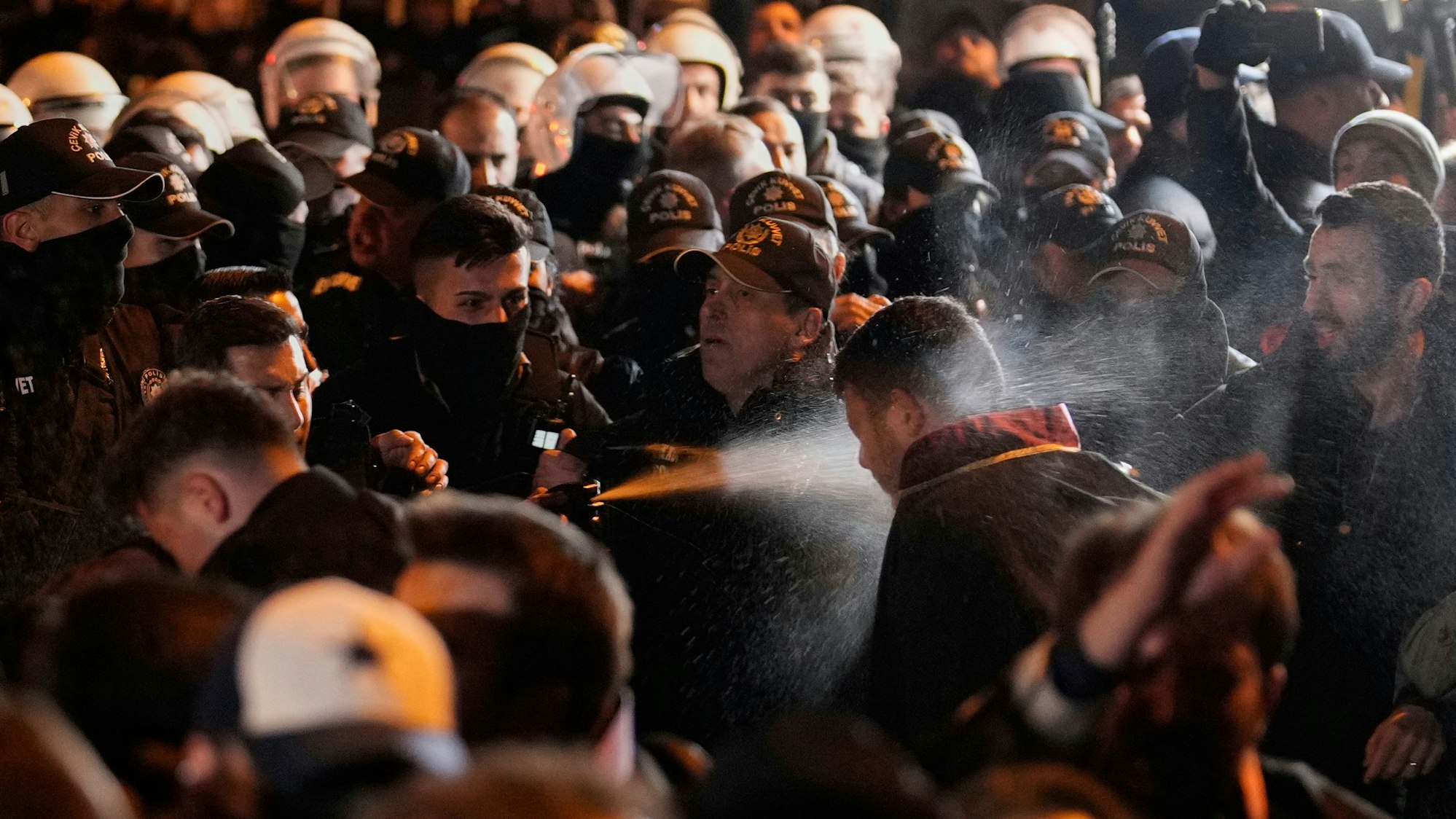 In Istanbul setzen Beamte der Bereitschaftspolizei Tränengas ein, um Demonstranten während einer Demonstration gegen die Verhaftung des Istanbuler Bürgermeisters Ekrem Imamoglu vor dem Caglayan-Gerichtsgebäude zu vertreiben.
