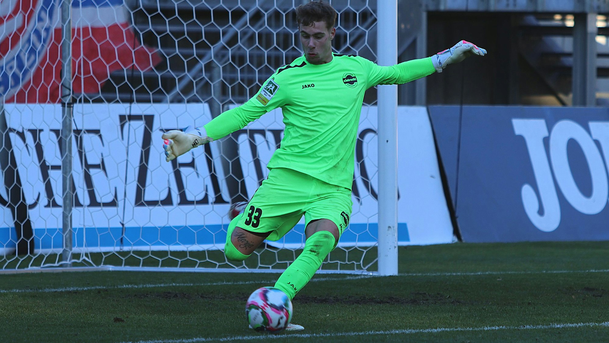 Hohkeppels Torhüter Lukas van Ingen beim Abstoß.