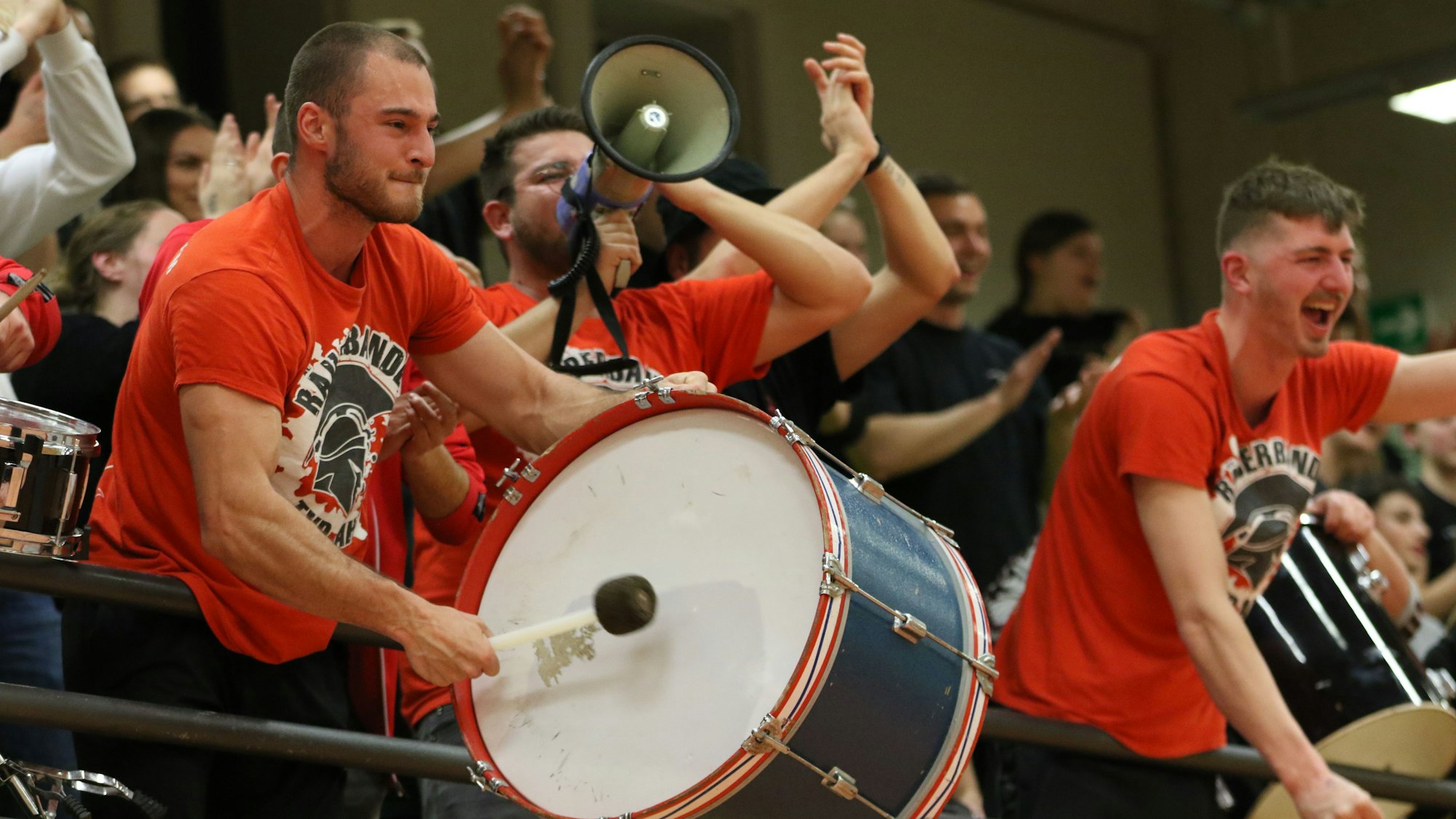 Das Bild zeigt Teile der Räuberbande, die mit Trommeln und Megafon Stimmung machte.