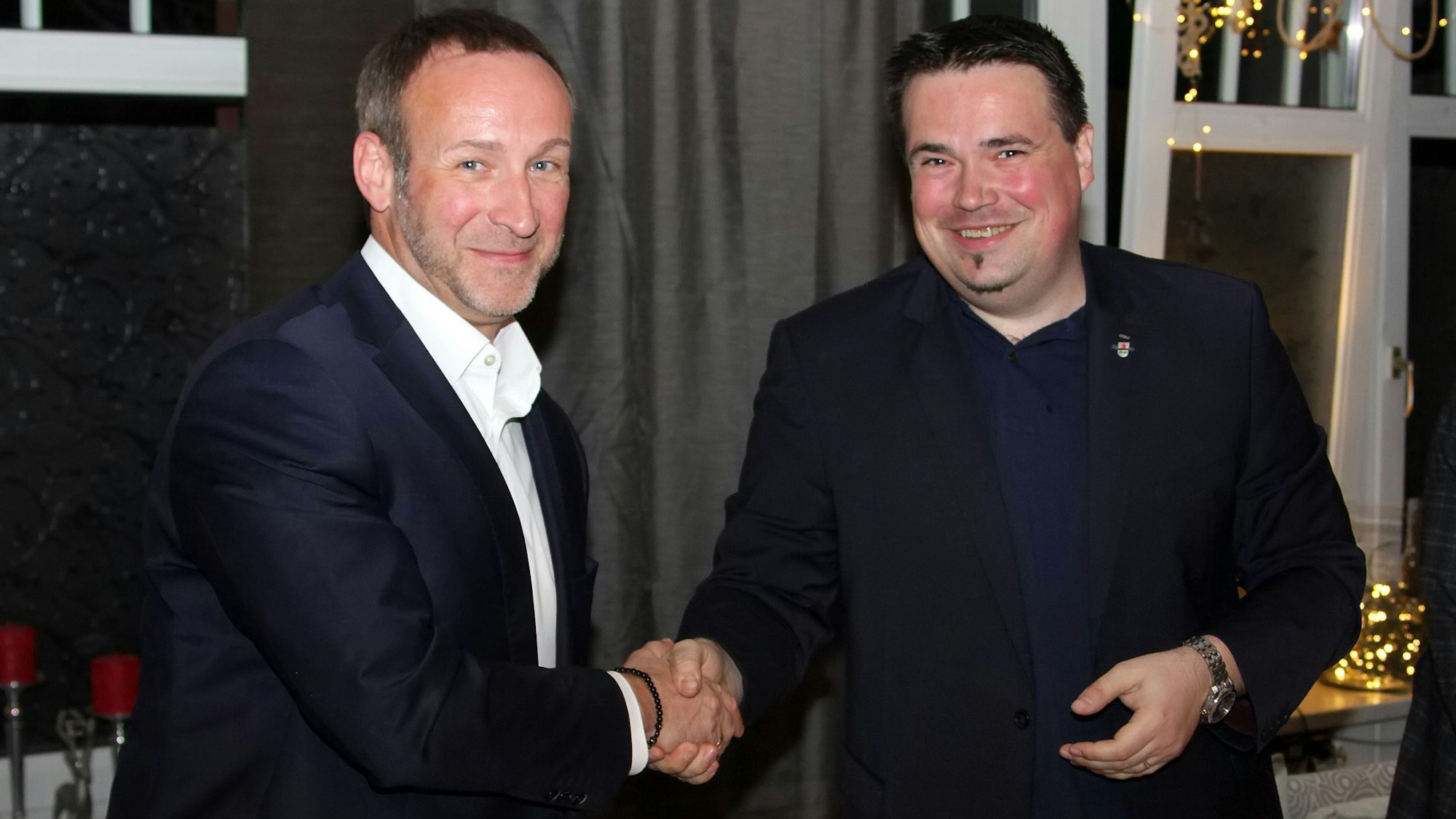 Stadtverbandschef Stephan Borst (r.) gratulierte Andreas Heller als Erster.