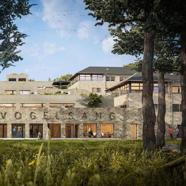 Die Visualisierung zeigt den künftigen Eingangsbereich des Hotel Vogelsang mit den angrenzenden Hundertschaftshäusern.