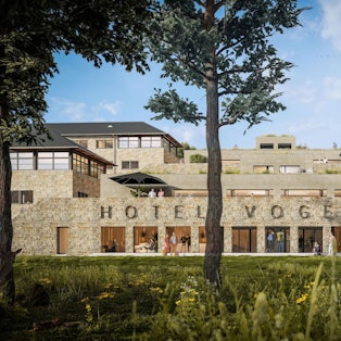 Die Visualisierung zeigt den künftigen Eingangsbereich des Hotel Vogelsang mit den angrenzenden Hundertschaftshäusern.