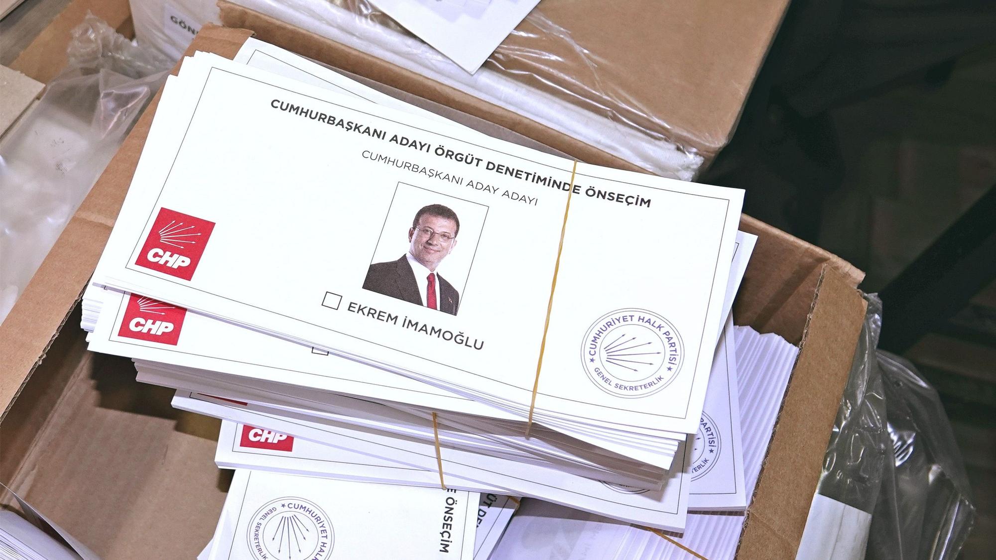Wahlzettel und Umschläge mit einem Foto von Ekrem Imamoglu, Bürgermeister von Istanbul und Präsidentschaftskandidat der CHP (Republikanische Volkspartei), für die Vorwahlen liegen in einem Karton.