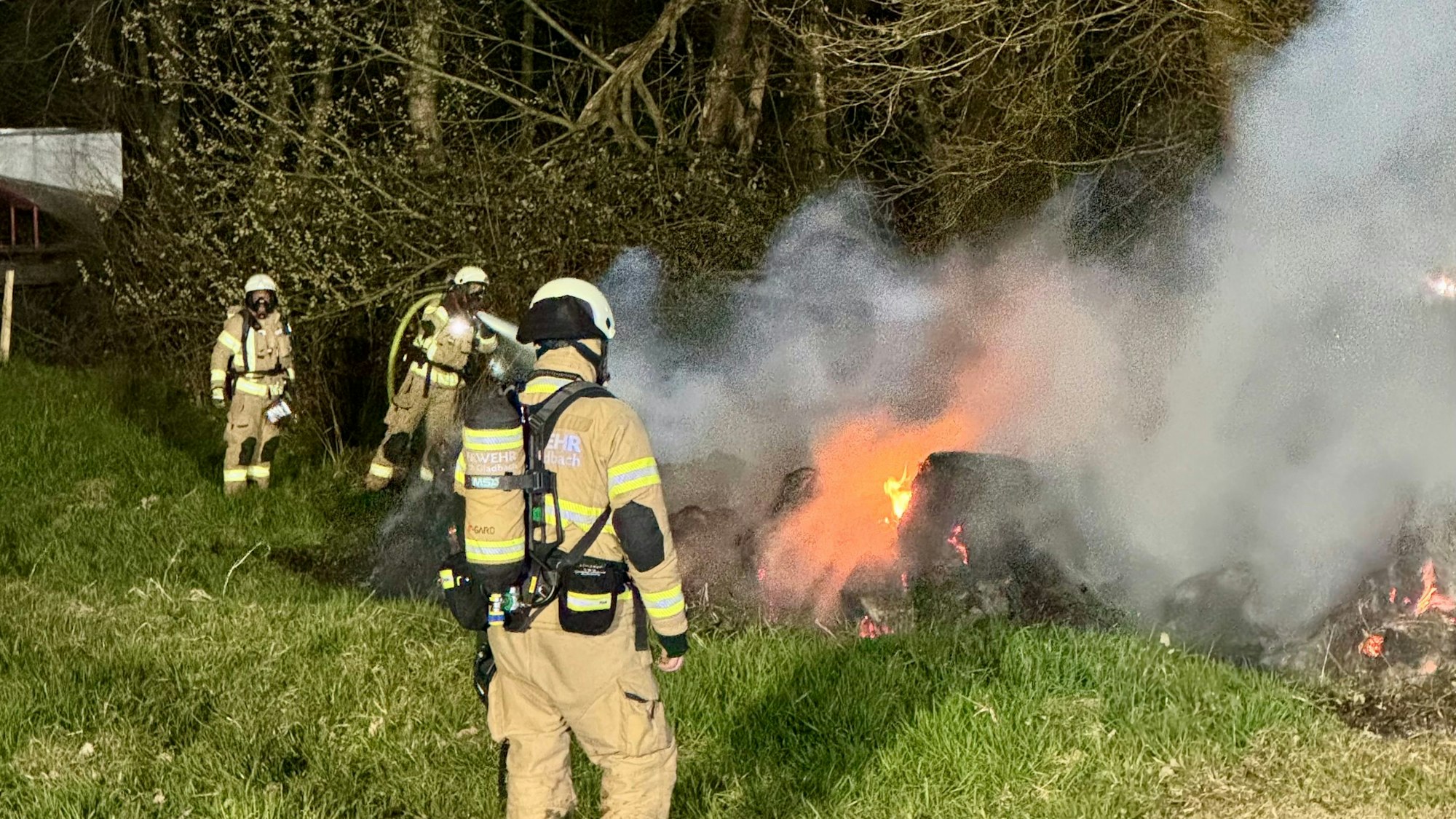 Feuerwehrleute löschen brennendes Heu im Bergisch Gladbacher Stadtteil Herkenrath