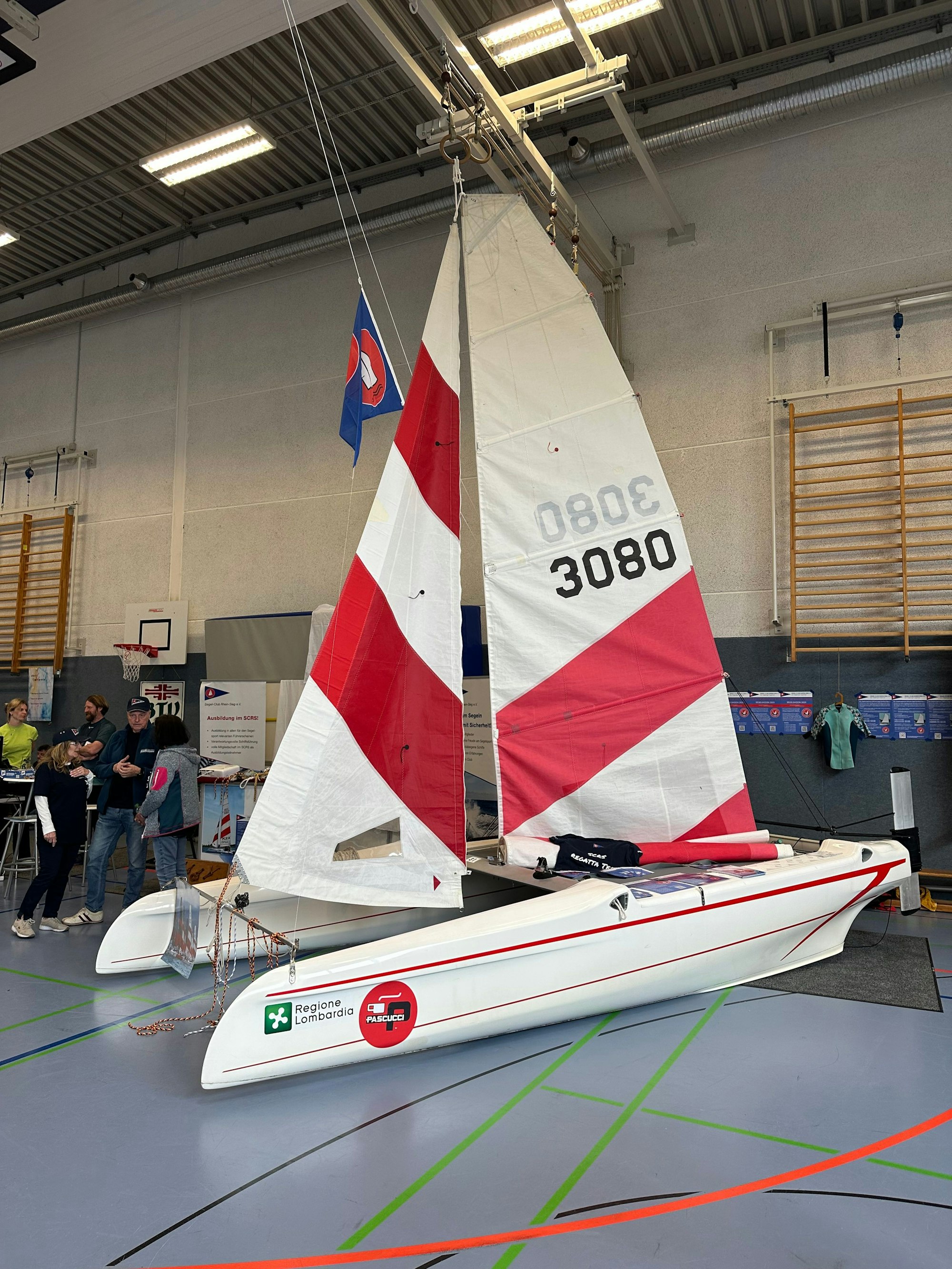 Einen Katamaran auf dem Trockenen präsentierte der Segel-Club Rhein-Sieg.