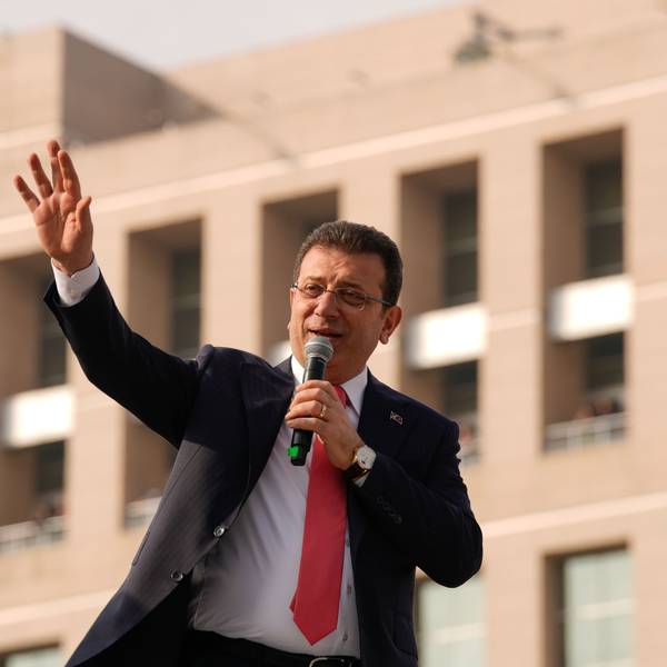 Istanbuls Bürgermeister Ekrem Imamoglu spricht zu seinen Anhängern vor dem Istanbuler Gerichtsgebäude.