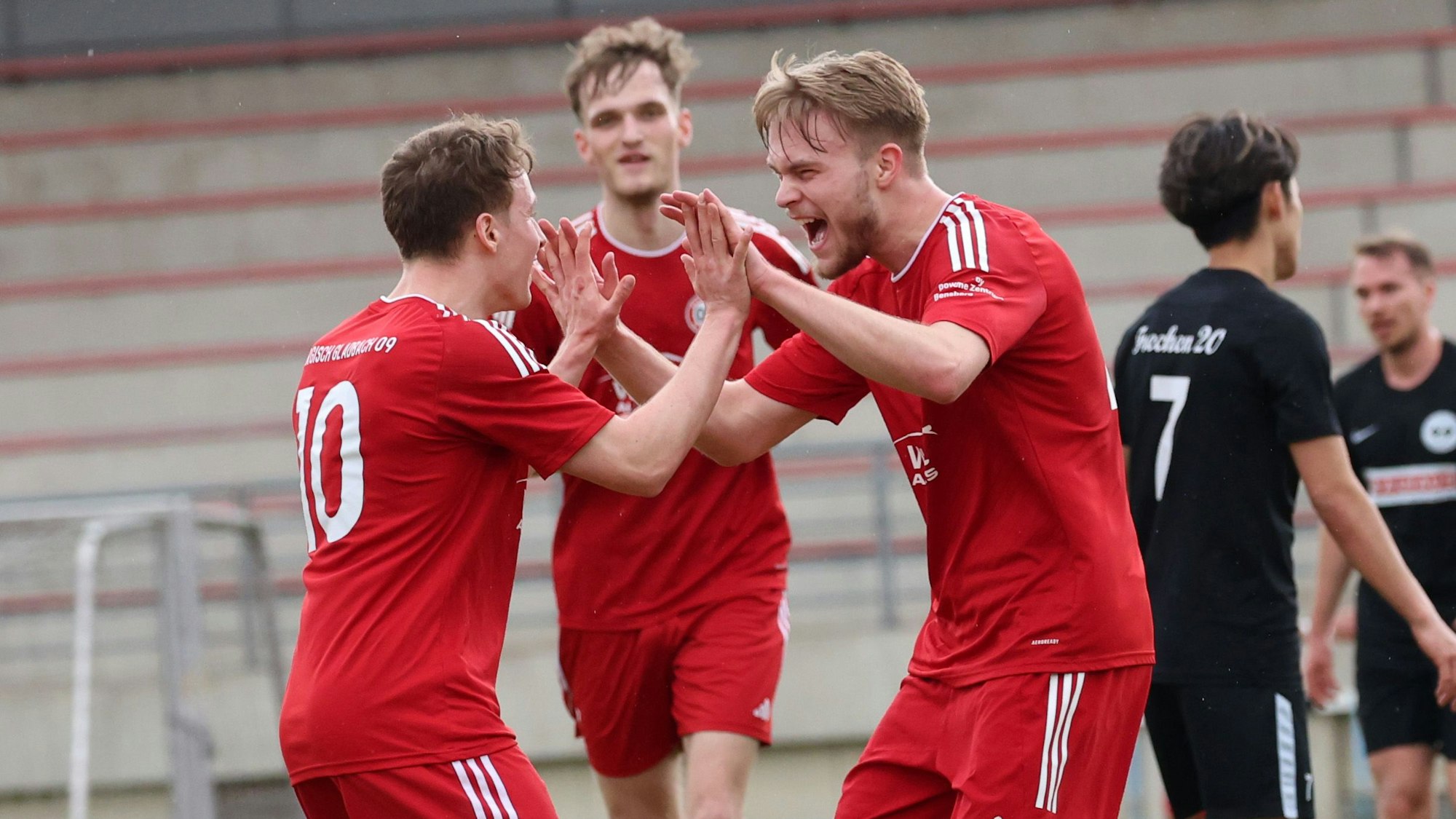 Jan Ecke (rechts) und Tristan Arndt klatschen nach dem Führungstreffer ein.