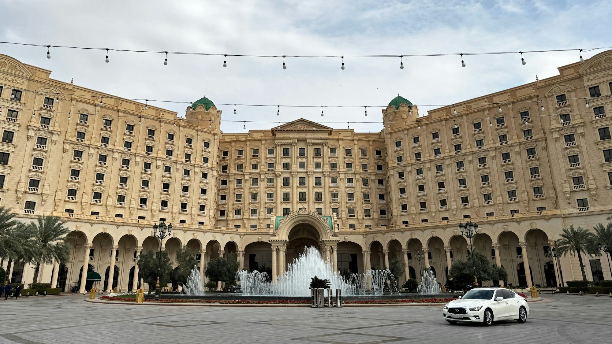 23.03.2025, Saudi-Arabien, Riad: Blick auf das Ritz-Carlton-Hotel in Riad, Saudi-Arabien, das Schauplatz der Gespräche zwischen US-amerikanischen und ukrainischen Delegationen war. Der ukrainische Verteidigungsminister Umjerow gab am Sonntag bekannt, dass die Gespräche zwischen der amerikanischen und der ukrainischen Delegation in der saudi-arabischen Hauptstadt Riad abgeschlossen wurden. Nach einem Treffen mit Vertretern der Ukraine starten die USA heute in Saudi-Arabien ihre neue Gesprächsrunde über eine begrenzte Waffenruhe mit Russland. Foto: Wang Dongzhen/XinHua/dpa +++ dpa-Bildfunk +++