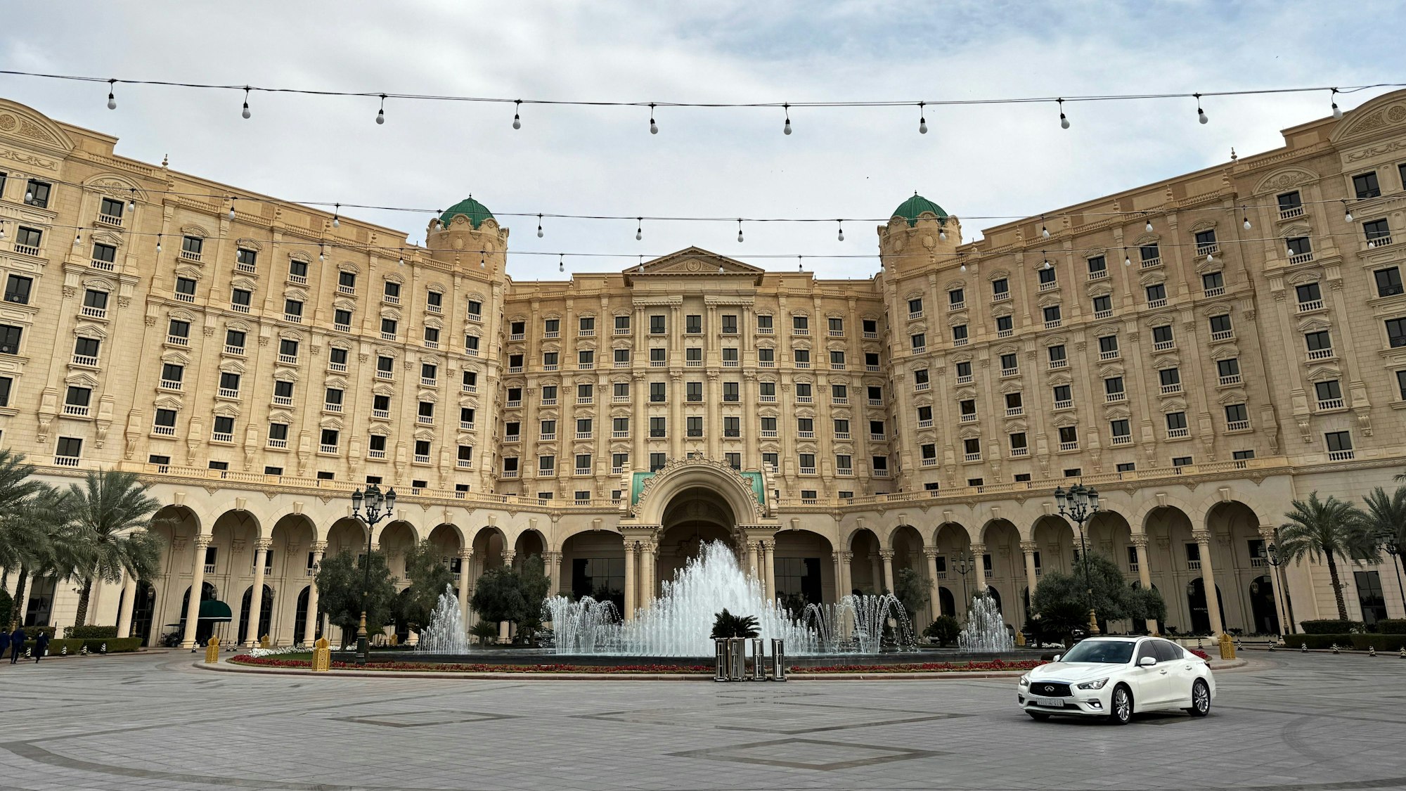 Saudi-Arabien: Blick auf das Ritz-Carlton-Hotel in Riad, Saudi-Arabien, das Schauplatz der Gespräche zwischen US-amerikanischen und ukrainischen Delegationen war.