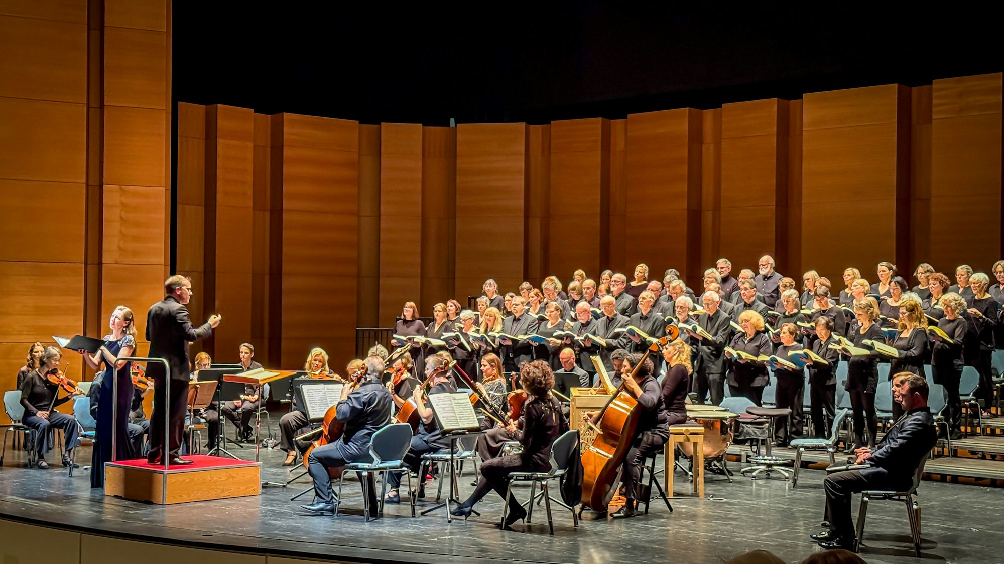 Der städtische Chor Leverkusen, Mitglieder des Abteichores Brauweiler und das Neue Rheinische Kammerorchester Köln bringen Händels „Messiah“unter der Leitung von Michael Utz eindrucksvoll zum Leuchten.