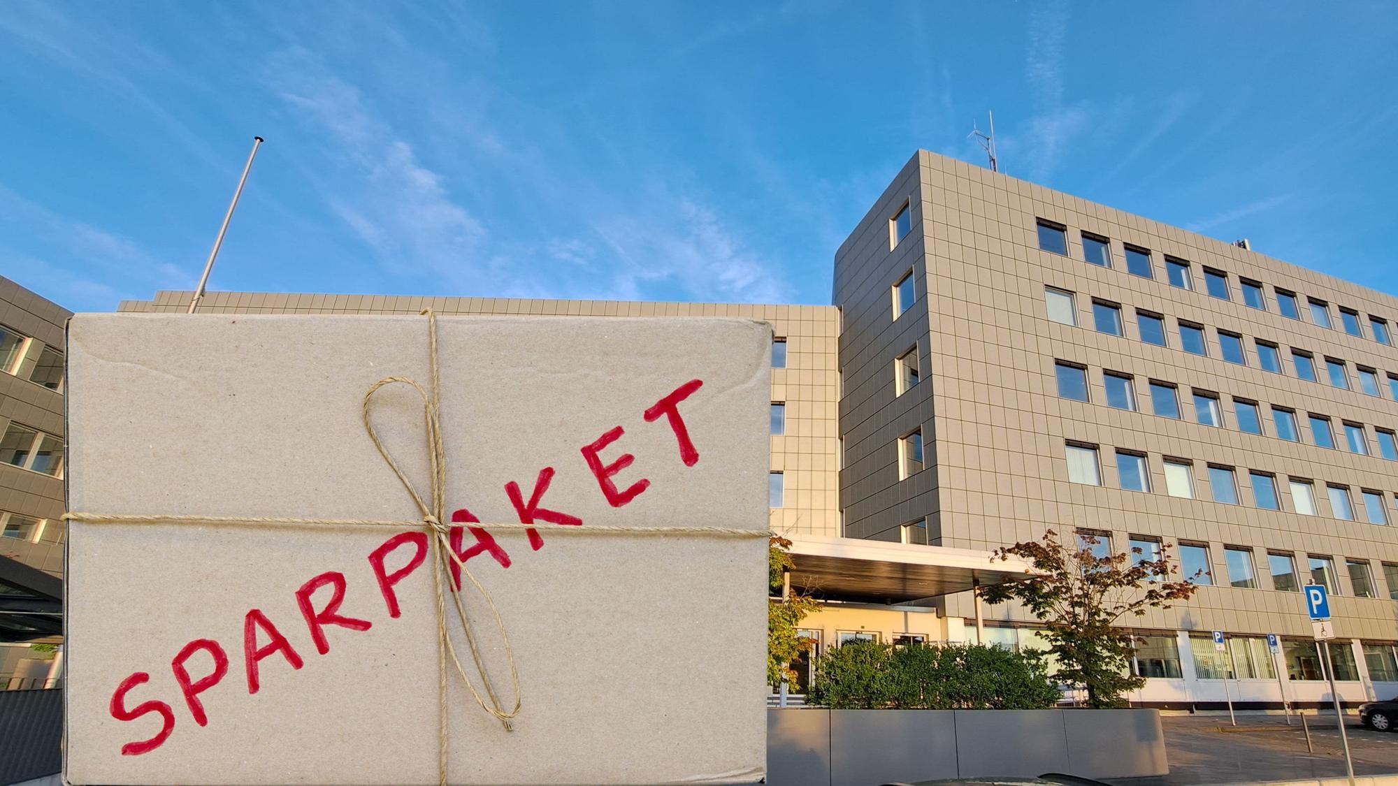 Ein Sparpaket steht vor dem Kreishaus am Rübezahlwald in Bergisch Gladbach.