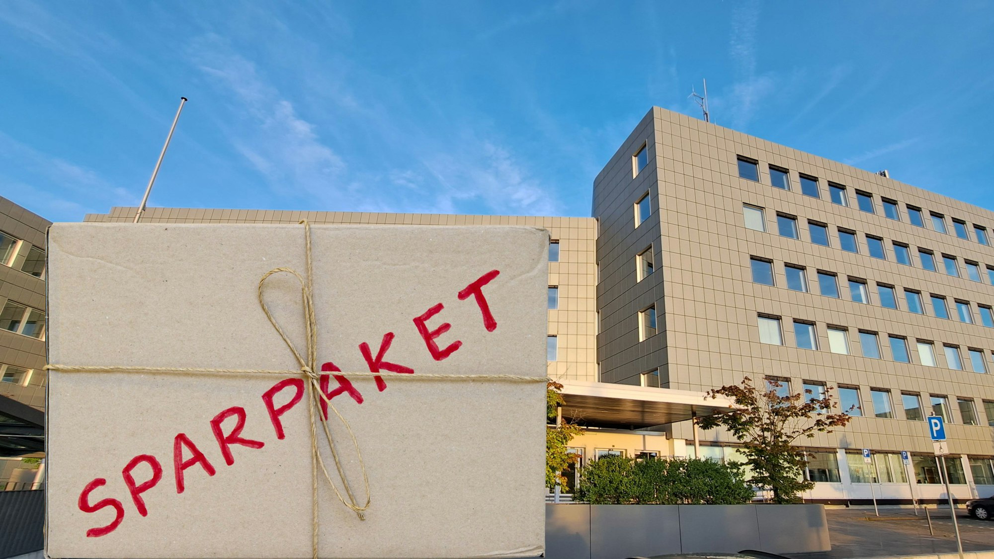 Ein Sparpaket steht vor dem Kreishaus am Rübezahlwald in Bergisch Gladbach.