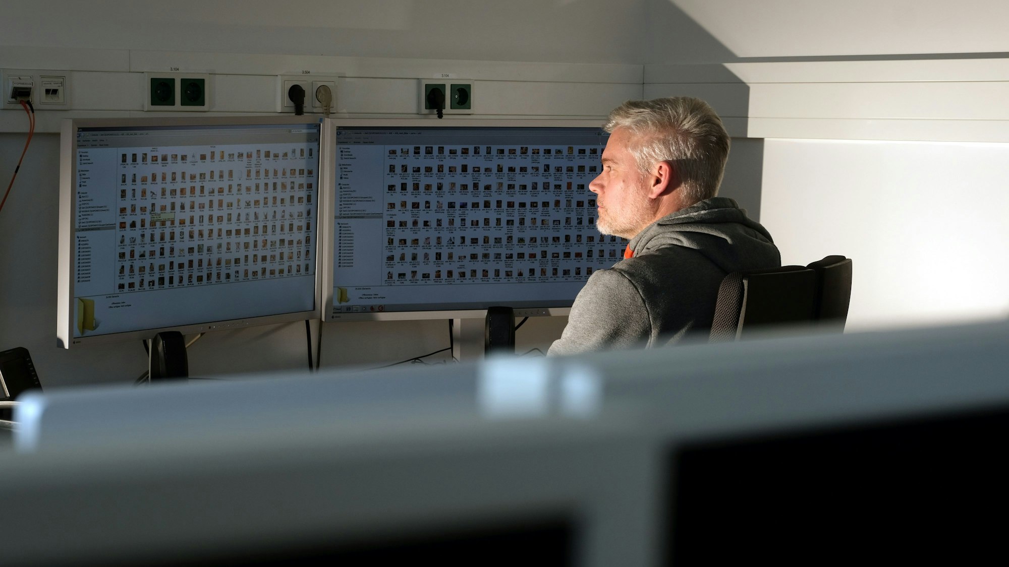 Landeskriminalamt Düsseldorf, Abteilung für Kinderpornographie-Ermittlungen; Patric Schöneberg sichtet Kinderporno-Seiten.