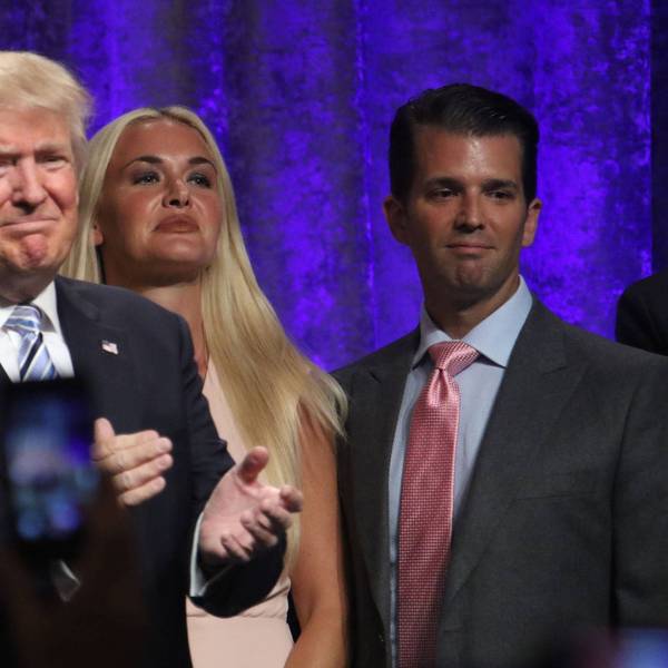 Vanessa Trump steht zusammen mit ihrem Ex-Mann Donald Trump Jr. hinter Donald Trump bei einer Wahlveranstaltung im Jahr 2016.