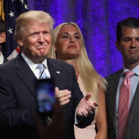 Vanessa Trump steht zusammen mit ihrem Ex-Mann Donald Trump Jr. hinter Donald Trump bei einer Wahlveranstaltung im Jahr 2016.