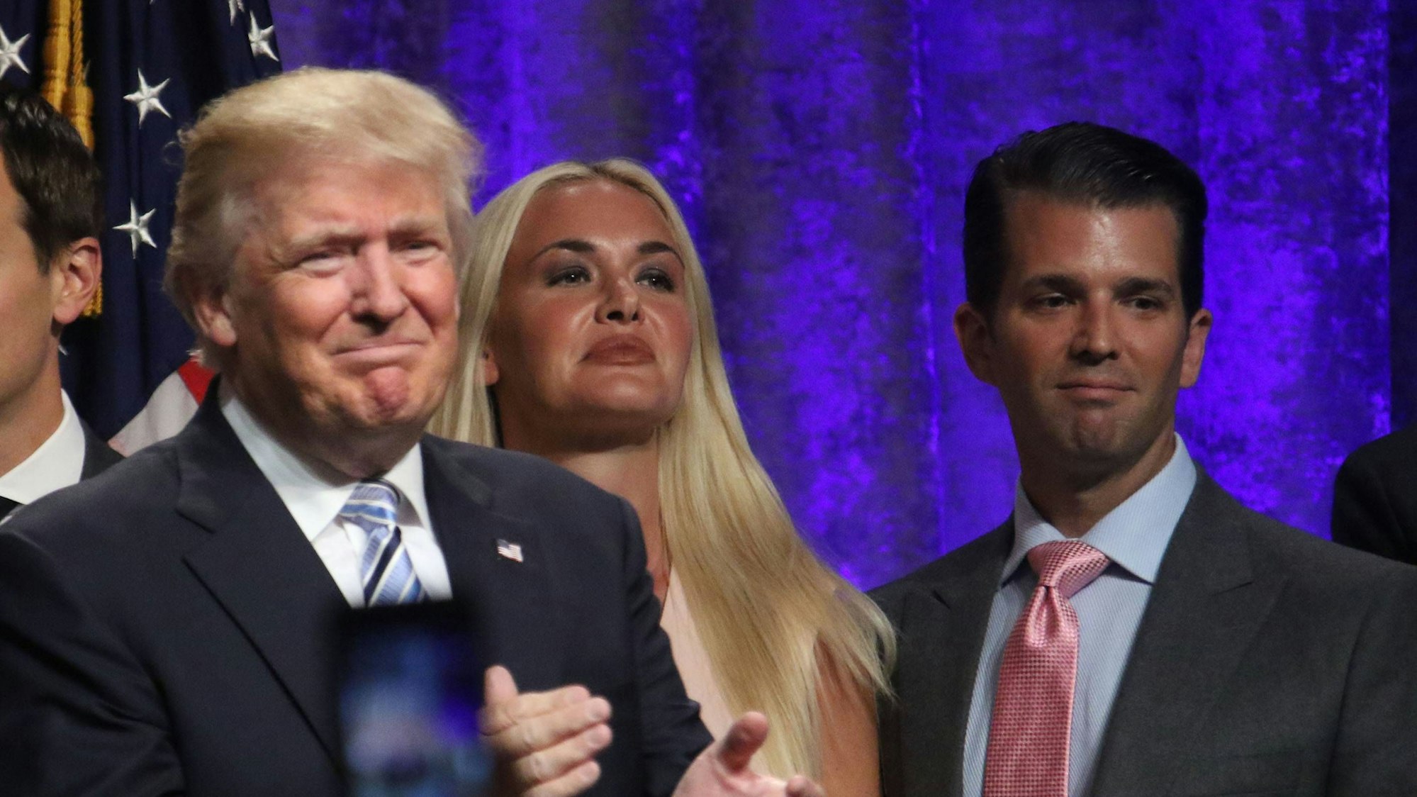 Vanessa Trump steht zusammen mit ihrem Ex-Mann Donald Trump Jr. hinter Donald Trump bei einer Wahlveranstaltung im Jahr 2016.