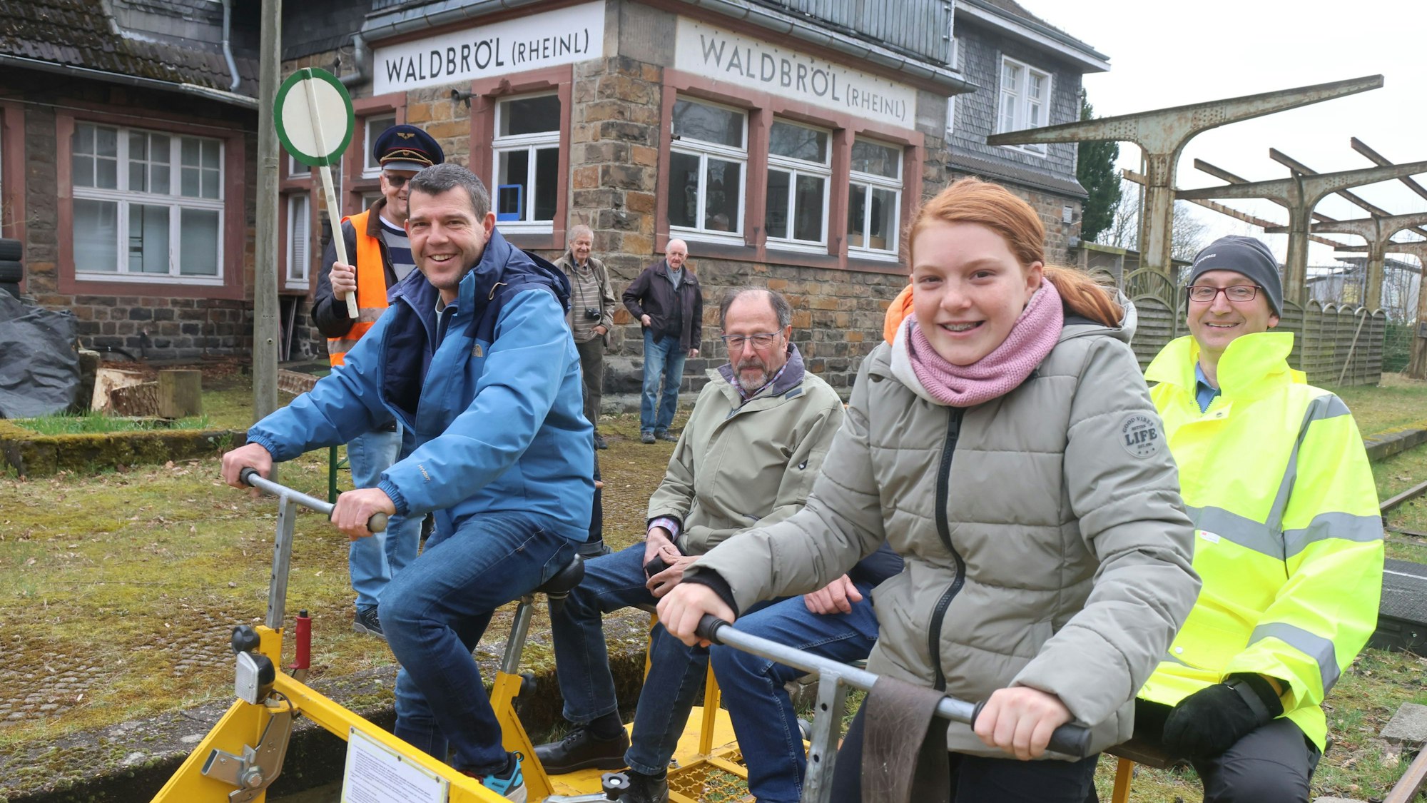 Annika Jung und ihr Vater Michael Scholz bei der Abfahrt am Bahnhof. Auf der Rückbank Stefan Allmer (rechts).
