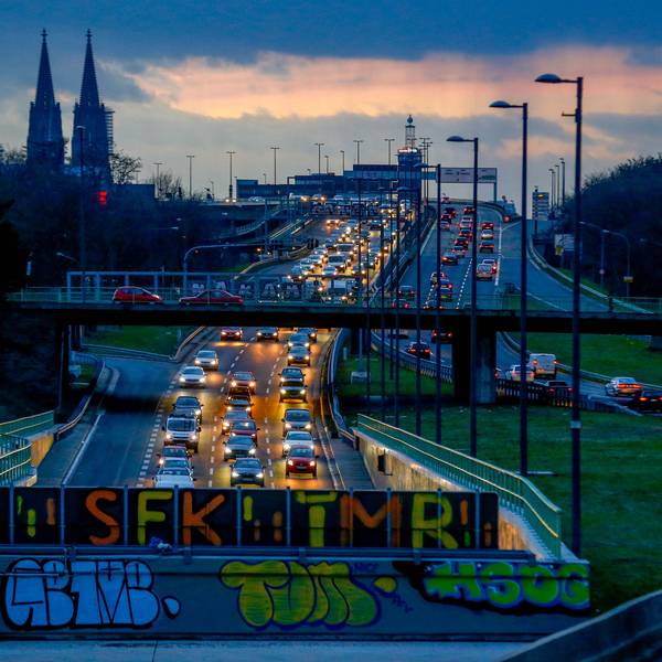 Blick Richtung Dom und Innenstadt auf den Autobahntunnel in Köln-Kalk