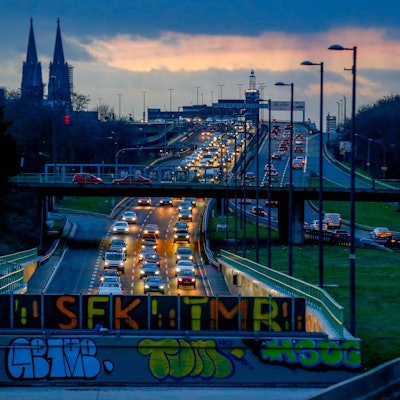 Blick Richtung Dom und Innenstadt auf den Autobahntunnel in Köln-Kalk
