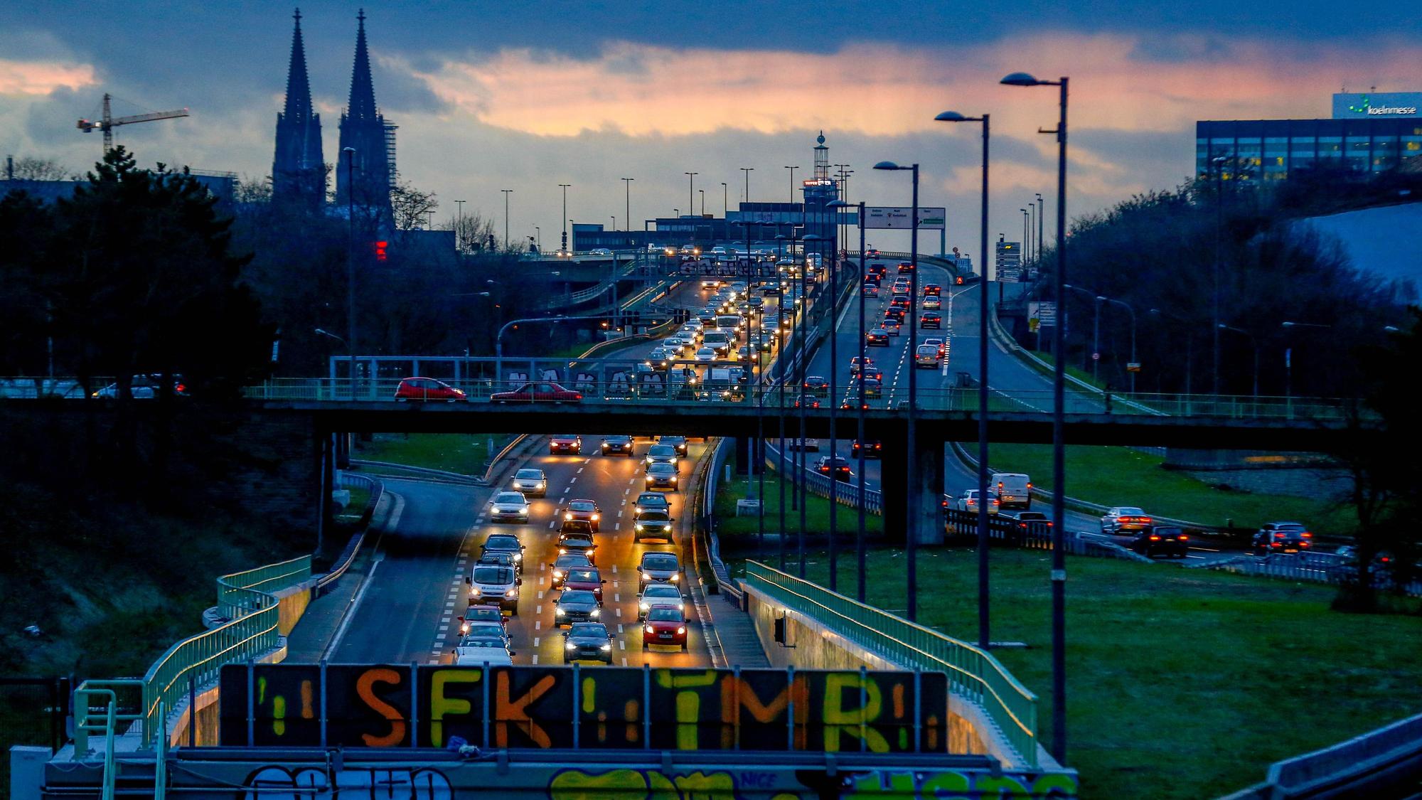 Blick Richtung Dom und Innenstadt auf den Autobahntunnel in Köln-Kalk