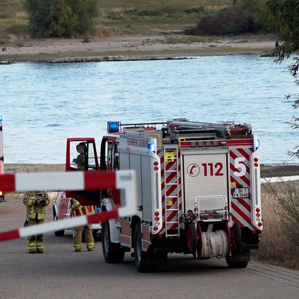Fahrzeuge der Feuerwehr stehen am Rhein (Symbolfoto).