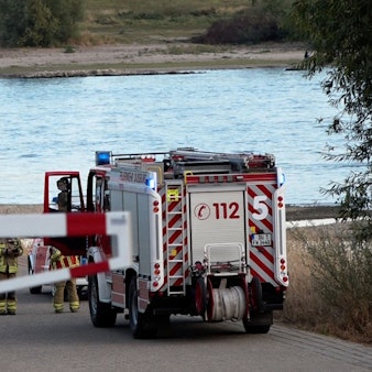 Fahrzeuge der Feuerwehr stehen am Rhein (Symbolfoto).