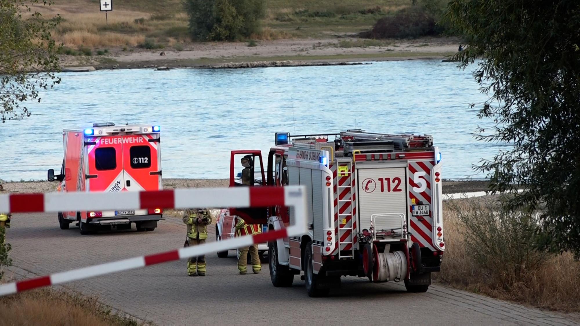 Fahrzeuge der Feuerwehr stehen am Rhein (Archivfoto).