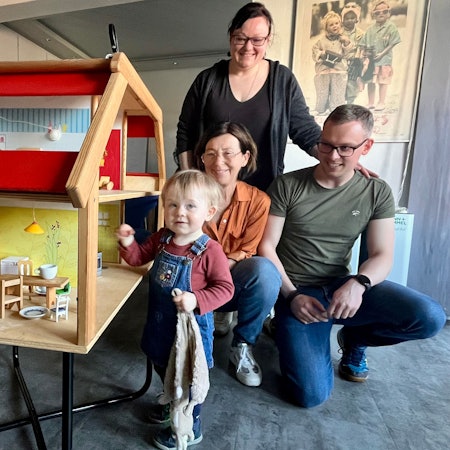 Drei Erwachsene mit einem Kleinkind